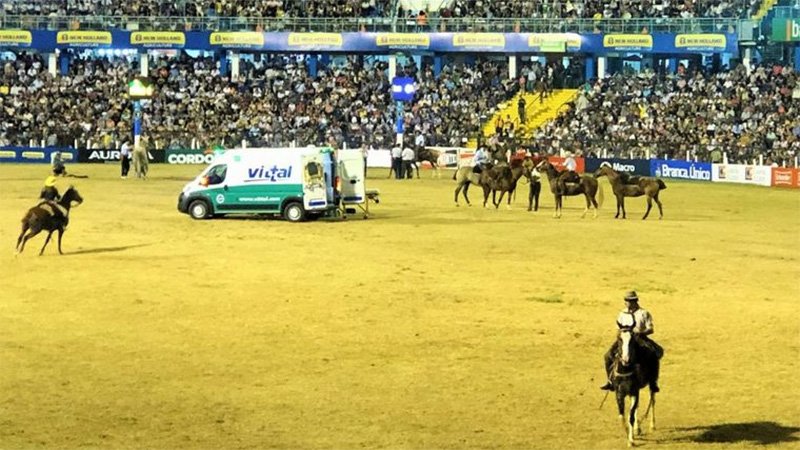 Jinete muri aplastado por un caballo en el festival de Jess Mara