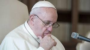 Hisoparon al Papa Francisco por ser contacto estrecho de dos cardenales contagiados.