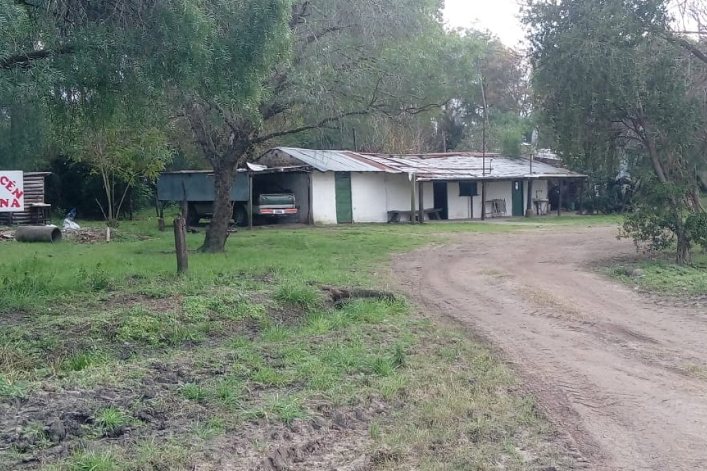 Almacn Medina, el punto de encuentro de la familia rural en Colonia La Mora.