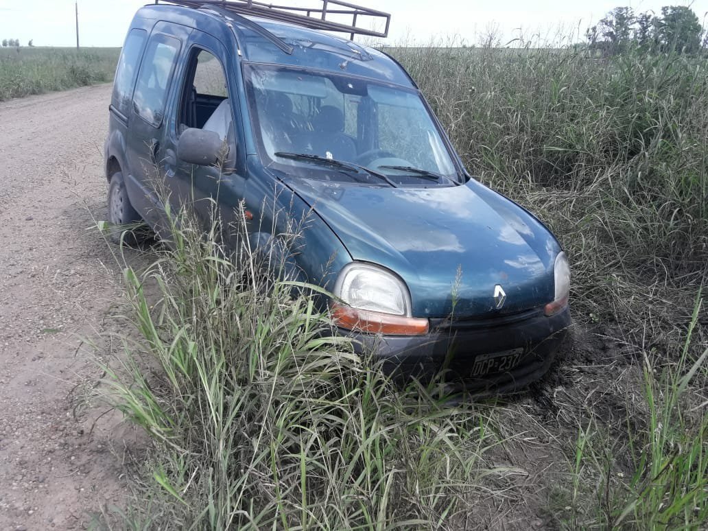 Una camioneta despist en el acceso a Colonia San Miguel.