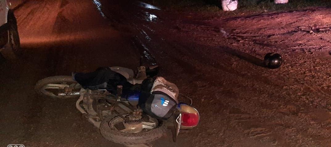 Una mujer perdi el control de su moto, cay al ripio.