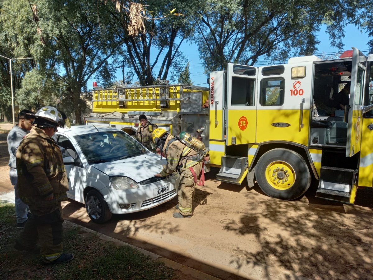 Se produjo un principio de incendio en un auto.