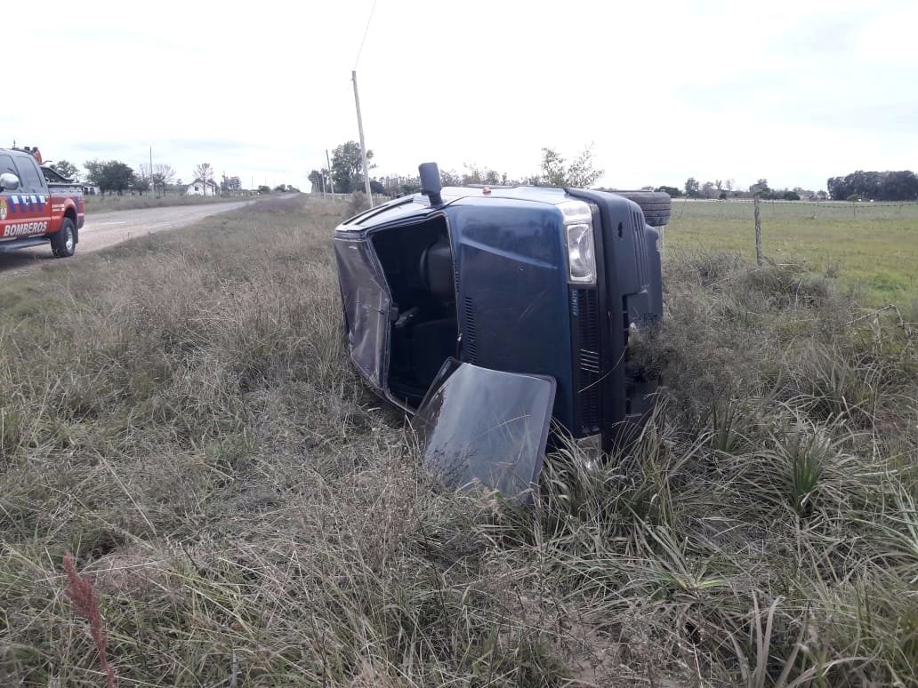 Perdi el control del automvil y volc en un camino vecinal.