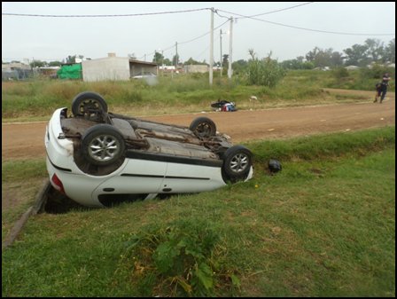 Un joven sufri graves lesiones al chocar con su moto contra un auto.