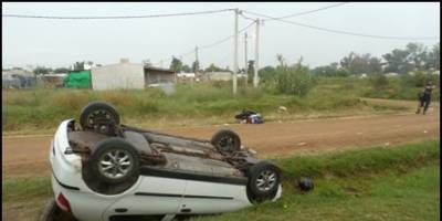 Un joven sufri graves lesiones al chocar con su moto contra un auto.