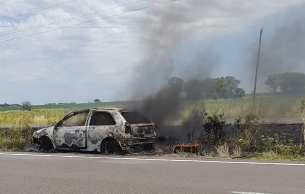 Un automvil fue consumido por las llamas en poco minutos.