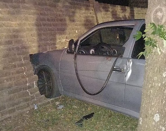 En estado de ebriedad choco un peatn e impacto contra una pared..