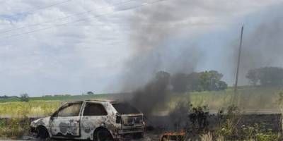 Un automvil fue consumido por las llamas en poco minutos.