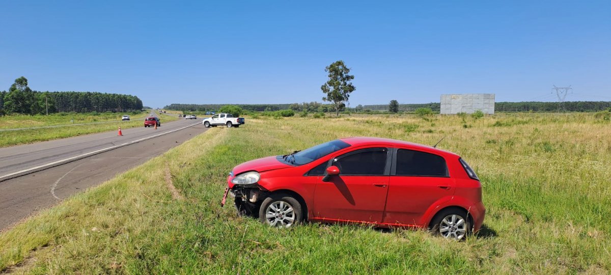 Un automvil despist en la autova 14.