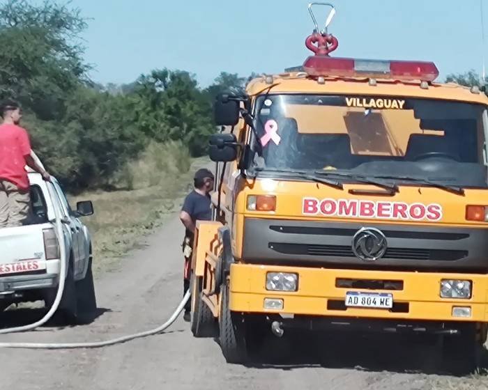 Bomberos de Villaguay, San Salvador, General Campos y otras localidades  controlan el fuego en Mojones Sud.