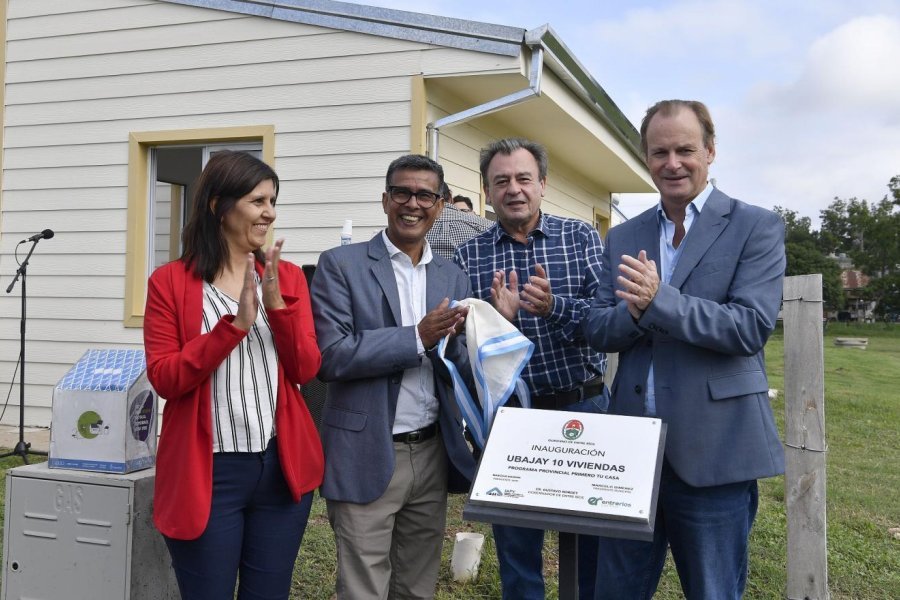 El Gobernador Bordet inauguro viviendas en Ubajay.