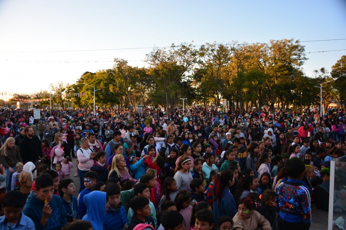 Una multitud celebr el Da de las Infancias en la Plaza.