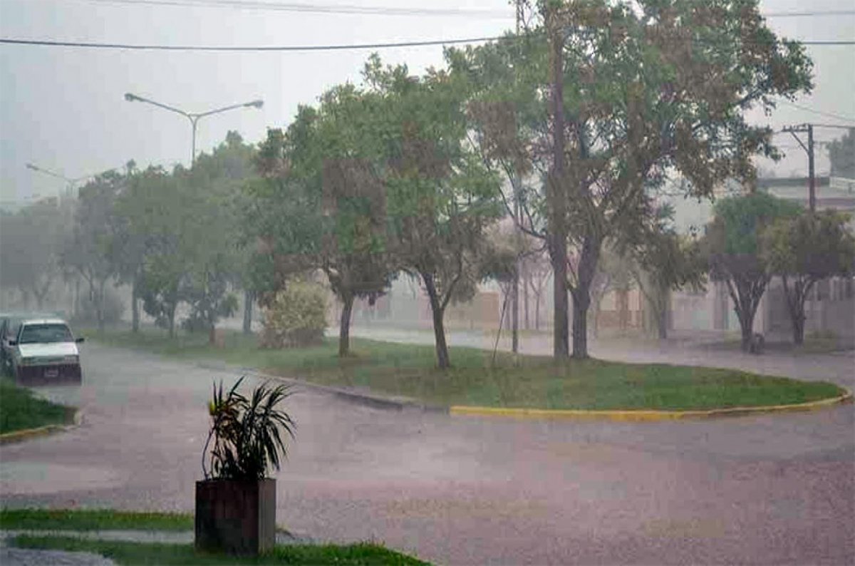 Continua vigente el alerta por tormentas para este domingo y lunes.