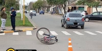 Una menor que circulaba en bicicleta fue embestida por un automvil.