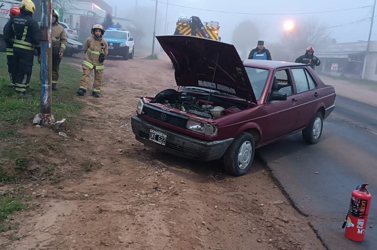 Un automvil despist y choc un alumbrado publico en la ruta 130.