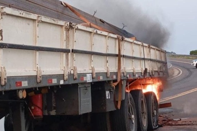 Principio de incendi en el acoplado de un camin en la Autovia 18.