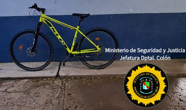 La polica recupero una bicicleta robada.