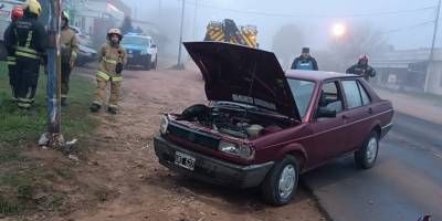 Un automvil despist y choc un alumbrado publico en la ruta 130.