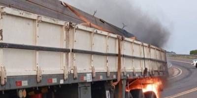 Principio de incendi en el acoplado de un camin en la Autovia 18.