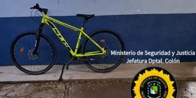 La polica recupero una bicicleta robada.