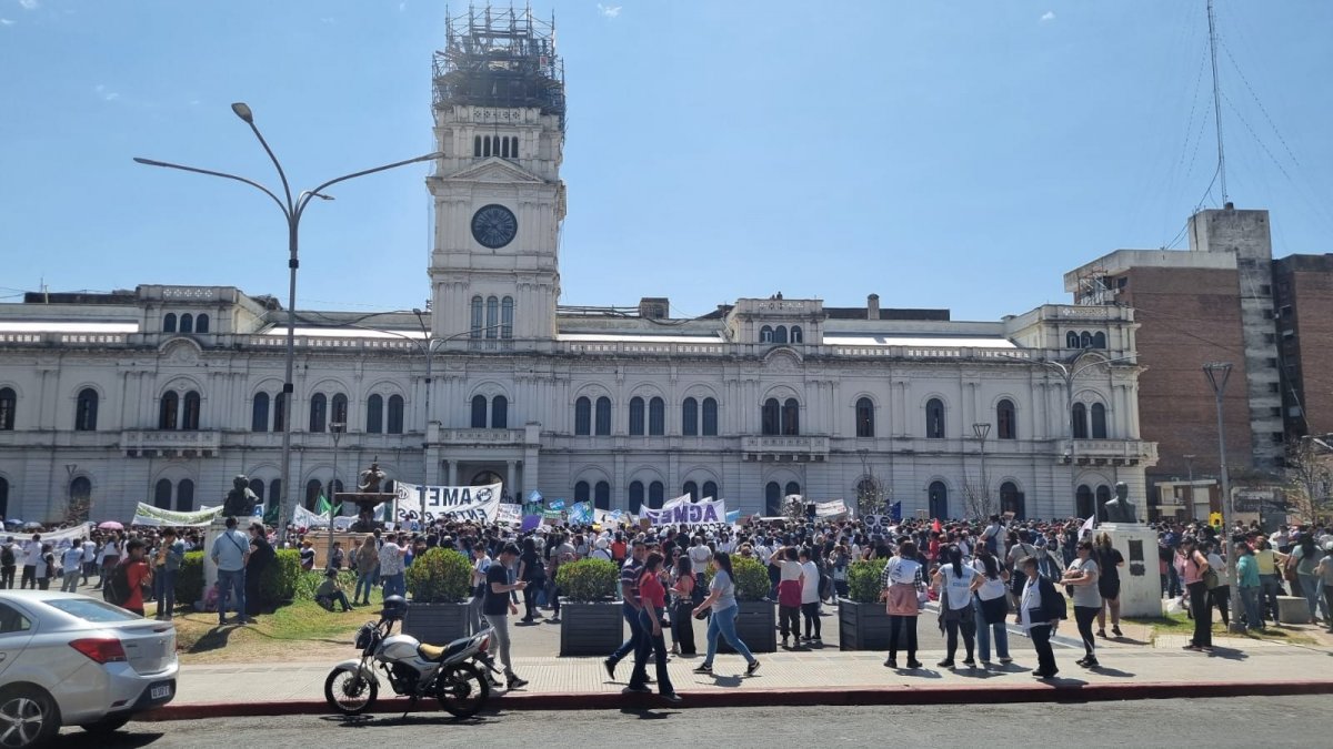 Docentes de toda la provincia hicieron sentir su reclamo frente a la Casa de Gobierno