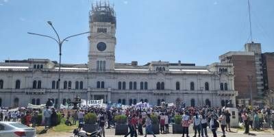 Docentes de toda la provincia hicieron sentir su reclamo frente a la Casa de Gobierno