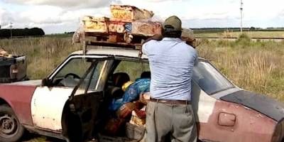 Camin con pollos que haba partido desde Entre Ros volc y la gente se llev la mercadera.