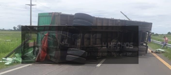 Un camionero de San Salvador volc el acoplado cargado con arroz en ruta 18.