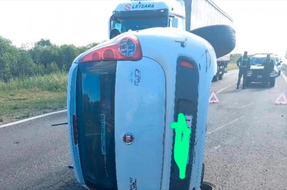 Un auto volc en ruta 18 y dejo dos personas lesionadas.