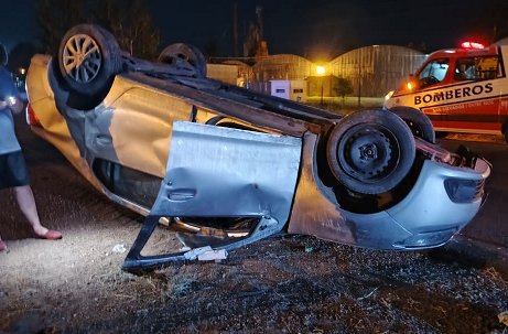 Un automvil volc en ruta 18.