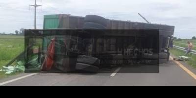 Un camionero de San Salvador volc el acoplado cargado con arroz en ruta 18.