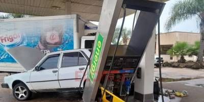 Un camin se qued sin freno y  choc contra un auto en un surtidor de combustibles