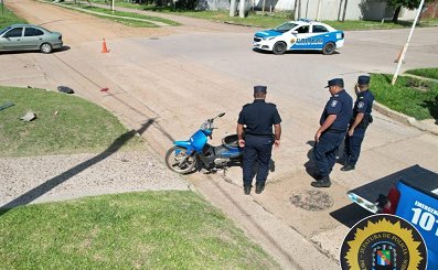 Una camioneta y una moto chocaron, el conductor de la camioneta se dio a la fuga.