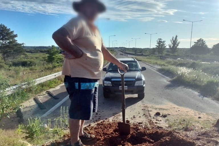 Vecinos decidieron sacar con palas el montculo de tierra en el ingreso de la Y Griega