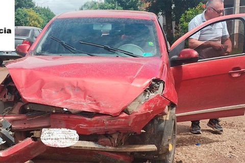 Una adolescente result herida tras fuerte choque entre auto y camioneta