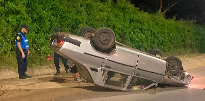 Un auto choc una columna y volc en transitada avenida de Concordia.