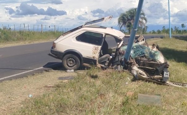 Un automvil impacto contra un poste de luz en acceso a Benito Legern.