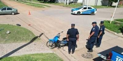 Una camioneta y una moto chocaron, el conductor de la camioneta se dio a la fuga.