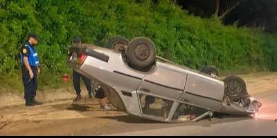 Un auto choc una columna y volc en transitada avenida de Concordia.