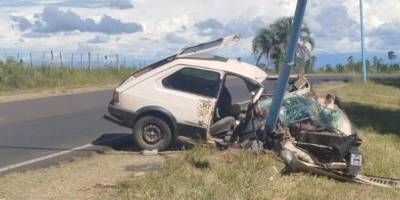 Un automvil impacto contra un poste de luz en acceso a Benito Legern.