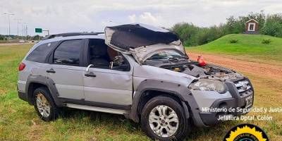 Conductor despist y volc su auto sobre la autova Artigas en Ubajay