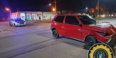 Fuerte impacto entre un auto y una camioneta en Av. Coln y Francisco Malarin.