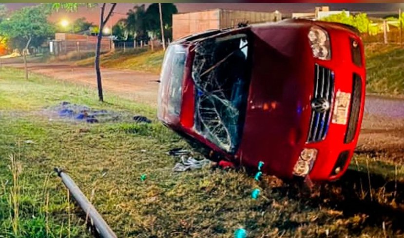 Un auto despist, derrib una luminaria y termin volcado sobre una avenida.