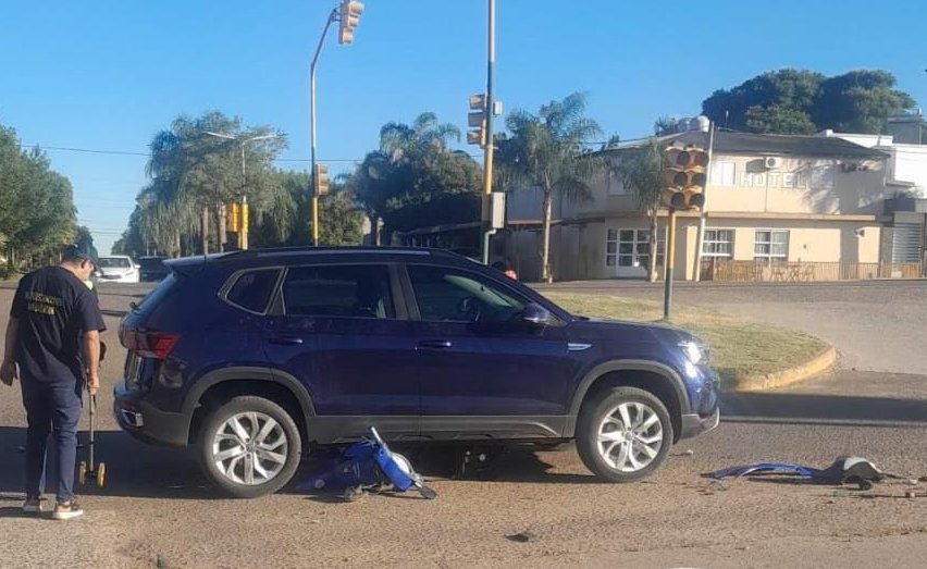 Una mujer herida a raz de un choque entre una camioneta y una moto.