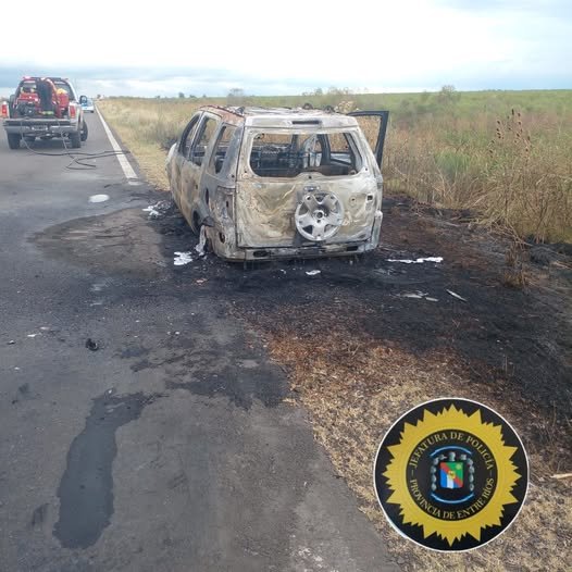 Las llamas devoraron a una camioneta en ruta 18.