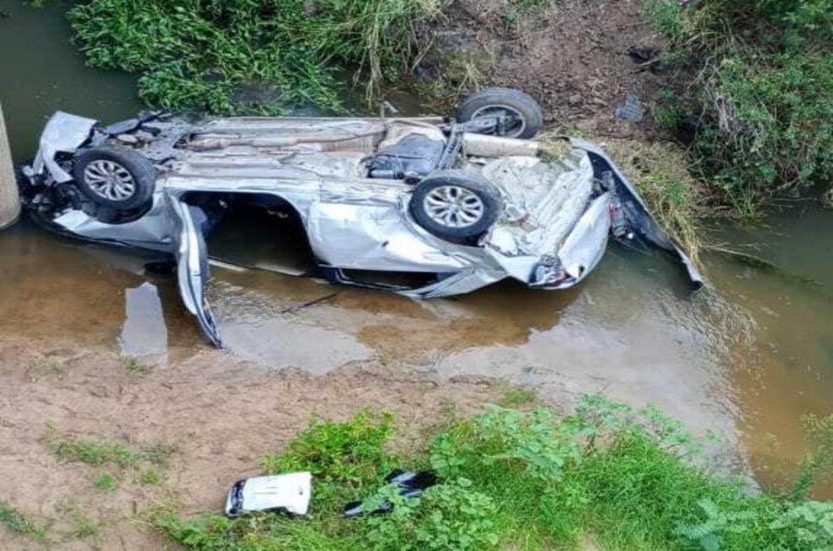 Un auto impact contra el guardarral y cay bajo un puente.