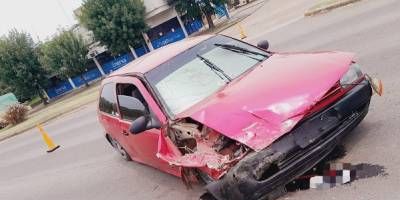 Fuerte impacto entre una camioneta y un automvil. 