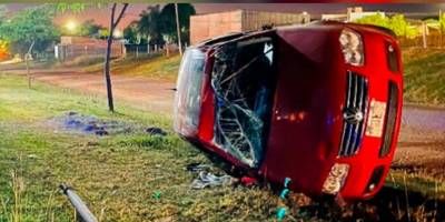 Un auto despist, derrib una luminaria y termin volcado sobre una avenida.