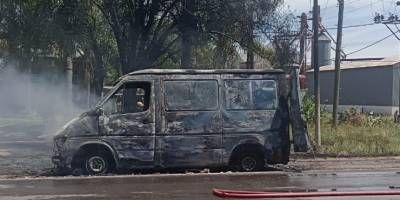 Un vehculo se incendi en plena ruta.