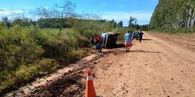 Una camioneta volc en un camino de ripio de Puerto Yeru: dos hospitalizados 